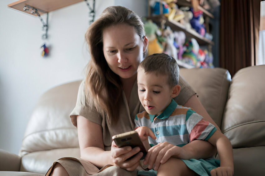 Тітка сидить з дитиною