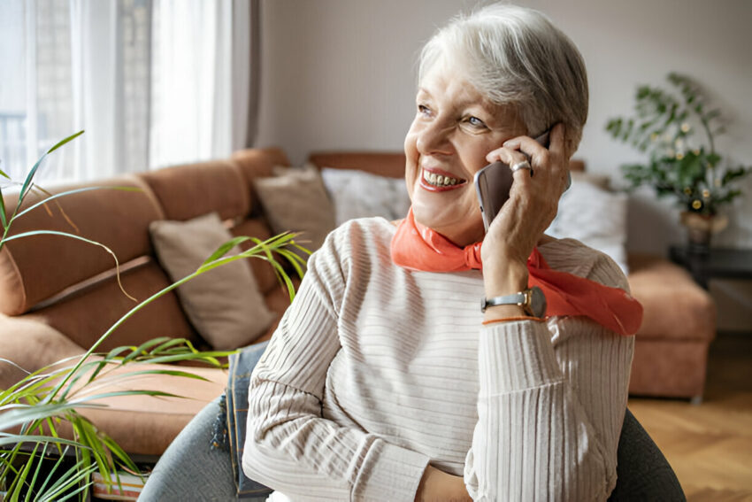 бабуся балакає по телефону